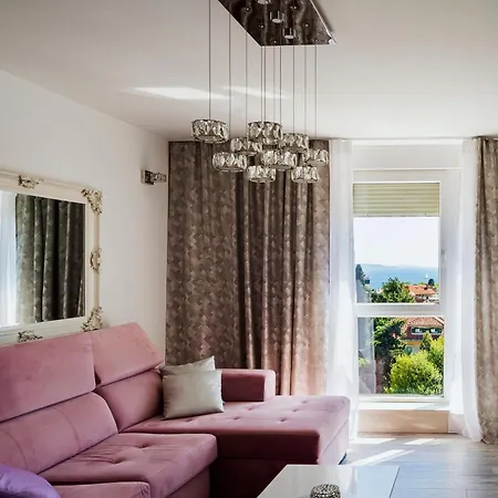 Downtown Luxury Emili דירה