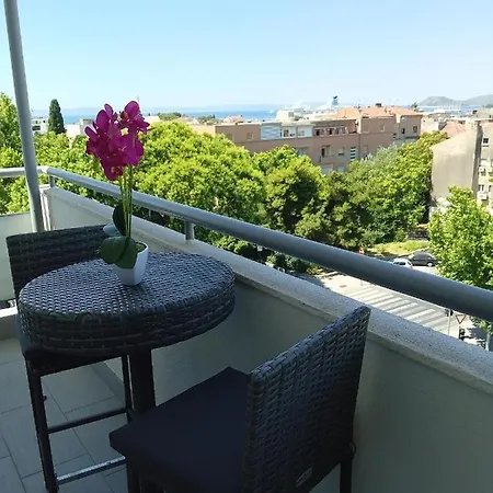 Apartment Downtown Luxury Emili