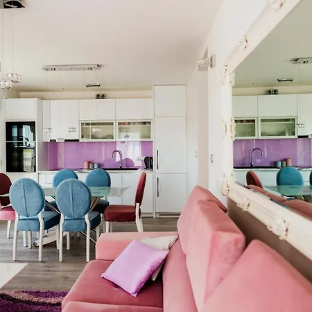 Downtown Luxury Emili