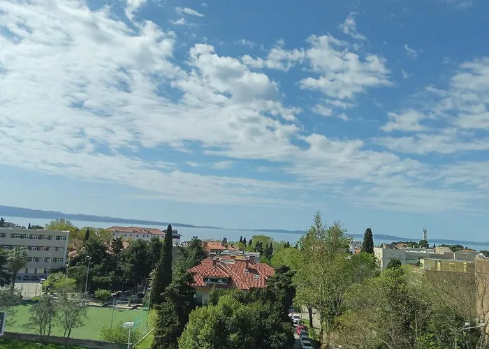 Downtown Luxury Emili Split